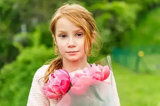 新生儿怎样取名,有很多的家长在孩子还未出生就给孩子取好了小名,但是大名还没有着落。那么宝宝怎样取名字比较好呢?下面小编就给大家分享一下宝宝怎么取名的方法,一起来看看吧。 新生儿怎样取名相关新闻:探秘李白给儿子取名颇黎真正原因 李白因为崇拜狼给儿子取名为颇黎?至此,我们大约可以明白,商人出身、据说出生在西域碎叶城的李白,自然是从葱岭西来的商人那儿熟悉颇黎的。诗仙李白有两个儿子,老大叫李伯禽,小名明月奴;老二叫李天然,小名颇黎。李白给小儿子起小名为颇黎很让人费解。有学者曾指出李白有突厥血统,突厥语中狼的发音就为颇黎,在崇尚狼图腾的国家,唤儿子为狼,就如汉族昵称孩子为虎儿、龙儿一样普通。然考突厥语狼为Kurt或Kurdu,其音与颇黎音相差较远。 颇黎与玻璃同音,据佛藏经典,也是语言文字学研究的名著《玄应音义》一书中称水晶的梵语音为颇置迦或娑颇致迦,其音与颇黎接近。这里颇黎即为水晶的梵音。吐火罗国有山叫颇黎山,其山名为颇黎,大概缘自山中富藏水晶的缘故。又据《册府元龟》卷九七一载开元二十九年(741)三月,上(吐火)罗遣使献红颇黎、碧颇黎、生玛瑙、生金精及质汗等药。这里把颇黎称为药,可见唐代颇黎已具有药用价值了,李时珍把颇黎录入《本草纲目》,也是看到它的药用价值,只是他把吐火罗国误称为颇黎国了。文帝让官吏们算了下,结果是即使把皇家内库里的钱全拿出来也不够付账,书称举国不识,无敢酬其价者,又可见颇黎的价格不菲。李白为小儿子取名为天然,小名颇黎,显然是希望儿子像天然的稀世宝物颇黎那样卓尔不凡,为人所重。以下就和小编一起来看看新生儿是怎样取名。 新生儿取名必知条件 1、 准确的出生时间(包括年、月、日、时) 2、 性别 3、 姓氏 4、父母姓名 新生儿取名年份具体步骤及方法: Ⅰ、列出新生儿四柱命局,根据四柱找出用神,喜神。此步正确与否为取名的关键所在。 Ⅱ、根据姓氏排列各种五格数理,组合变化,同时,将四柱用神、喜神之五行转化为起名所规定五行之数理加入其中,按重要程度、先后顺序补在人格、地格、总格、外格,找出最佳配置。另须注意,是补姓名五行数理,用偏旁,字意来补命局之喜用神次之,切记,重要的是数理(数理所代表的五行)。新生儿怎样取名 A、在此步中,选吉祥数理人名。 B、一般用三字姓名,即除去姓氏(包括复姓),名字为两字的,如"黄启伦、温雅迪。www.yw11.com避免使用二字姓名(1、减少重名;2、二字姓名,外格均为2凶数,且五行数理较偏重某五行,一般情况均不太吉祥)。随着时代的发展,起四字姓名也是一个新的趋势,应大力推广。 C、 在此步中,还需调整好天人地三才配置,尽量取吉配置且五行相生为佳。五格全吉最好,实在不好配,四格吉也可。 Ⅲ、根据第二步可知名字第一字与第二字的笔划数为几,然后根据繁体字(以《康熙字典》或《取名专用大字典》为准)上(第一字)下(第二字)各排列两行,每行十几字即可。 Ⅳ、将上下两排字相互组合几对,兼顾字义、字形及音韵几方面,并避开不良谐音,粗俗不雅等组合,选出最佳组合3~4个,供自己或客户选择。 Ⅴ、选定小孩新名后,应将新名与此小孩四柱,均抄在一张白纸上,贴在小孩床头,大人可以多叫多念,以使新名尽早产生作用。小孩长大后,也要多写多用,作用便更加明显。 新生儿怎样取名:取名技巧 技巧是取名的关键所在,只有掌握了取名技巧,那么对于取名也就得心应手了。以下是新生儿怎样取名:取名技巧。 新生儿怎样取名 ❦、新生儿取名技巧:名字的音调名字最基本的要点就是不能用相同音调的字取名。如:韦维、张占展、曹财超、郭桂光等。不同音调组合的名字才会让人听起来悦耳、舒服。 ❦、新生儿取名技巧:不建议取二字名、四字名二字名虽然便于交流和传播,但重名得太厉害了,很容易让别人混淆。而四字名则过长,且在力学上也没有三字名站得稳。新生儿怎样取名 ❦、新生儿取名技巧:结合命理结合宝宝的命理起名,能给宝宝带来好运。一个能给宝宝一生受用的名字,不仅是响亮好听、易读易写、含义积极健康、寓意深刻的,而且还与宝宝的八字、五行、五格等吉祥命理相辅相成,才会对宝宝以后有所帮助。 ❦、新生儿取名技巧:不宜用生僻字、繁体字取名不宜使用生僻字和繁体字,这样做的好处是重名率低。但不方便他人记忆和书写,在宝宝一生中会因为名字而带来不必要的麻烦。所以要尽量选择易懂、易写的字。 ❦、新生儿取名技巧:注意谐音家长们在为孩子取名,要先了解字的含义,和注意名字读起来是否有不雅之意。如:栾桦仟(乱花钱)、赖诗(濑屎)、吴浩财(不好彩)等等。 新生儿怎样取名:常用的9个取名方法 新生儿的降临是一家人的喜事,那么如何给宝宝起一个好听且有寓意的名字呢?又有哪些方法呢?且看以下新生儿怎样取名:常用的9个取名方法。 新生儿怎样取名 ♫、以成语起名 配合姓的谐音,而且要褒义,比如周而复、吴与伦、叶知秋、钟志诚等等。 也可以简化些,不需要配合姓的谐音,只是提取成语的关键字。比如程思源,饮水思源;袁致用,学以致用;唐立异,标新立异,都是成语起名的典型例子。 ♫、以家乡地名起名 比如鲁豫,她父母祖籍是山东和河南。杭生、齐生,他们的出生地一般都是杭州、山东等地。 ♫、以父母姓氏叠加起名 3种操作方法:直接叠加;谐音叠加;取爸爸、妈妈两人的姓,中间或后面再加一字。 比如施扬,即爸爸姓施,妈妈姓杨,扬杨谐音,且少了一点,隐喻爸爸的些许遗憾。 又比如,爸爸姓王妈妈姓陈,孩子王嘉成;周牧禾,寓指周爸爸、穆妈妈天作之合。 ♫、表德仰贤、立志寄愿起名 以仰慕的贤德来为孩子起名,比如赵师孟、余若庄、李元培等。新生儿怎样取名 以宝宝的名字来表明某种志向、理想,或寄予美好愿望,比如康有为、廖承志、雷振邦等。 ♫、根据出生当天的特征起名 根据宝宝出生时的日期、时辰、季节、天气、事件等因素来起名。 比如曾子叶,宝宝出生在子夜,子夜谐音子叶。有个名字叫震生,是因为宝宝出生在汶川地震的那天。 ♫、查字典起名法 如果用上面方法还没给宝宝起出满意的名字,那就翻字典,或许能找到你和家人喜欢的字。 ♫、以数字和虚词起名 数字有耳目一新的感觉,比如李谷一、李双江、马三立等。 虚词:之,以,亦,然,与实词搭配,文化气息浓厚,比如吴让之、丁亦棋、钱之江、吴悠然等。 ♫、表德仰贤、立志寄愿起名 以仰慕的贤德来为孩子起名,比如赵师孟、余若庄、李元培等。 以宝宝的名字来表明某种志向、理想,或寄予美好愿望,比如康有为、廖承志、雷振邦等。 ♫、以谐音起名 如果你的姓可以找到好的谐音字,可以试试,比如韩寒。姓石,起名石在,谐音实在。谐音取得好,会让人过目不忘,好记好念。 新生儿怎样取名:取名常用字 作为父母们对于取名的常用字一定要有所了解,那么新生儿取名又有哪些常用字呢?以下小编就带来新生儿怎样取名:取名常用字。